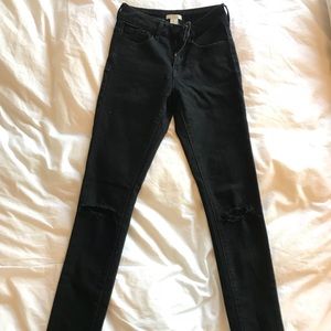 BLACK DISTRESSED SKINNY JEANS! SO CUTE